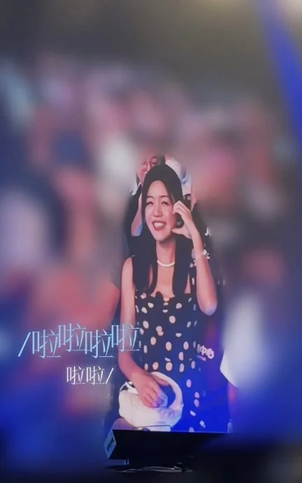 陈妍希正式复工健步如飞 探班A-Lin后台做小粉丝