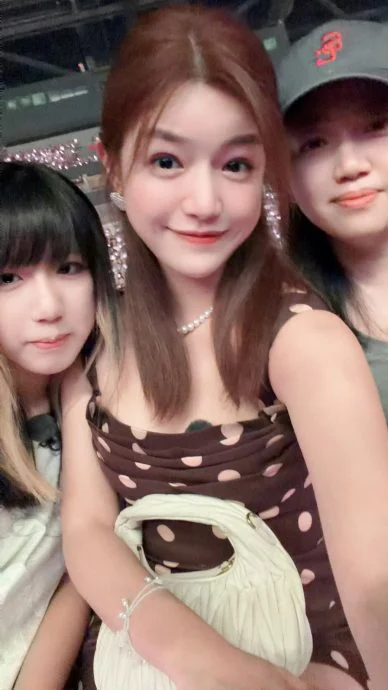 陈妍希正式复工健步如飞 探班A-Lin后台做小粉丝