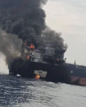 霍尔木兹海峡油轮又遇袭|船员弃船逃生