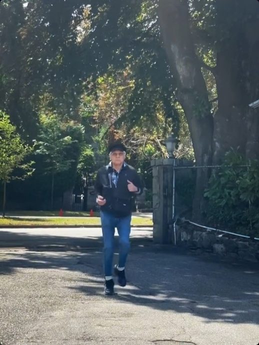 面不改容做掌上压 81岁秦沛老当益壮
