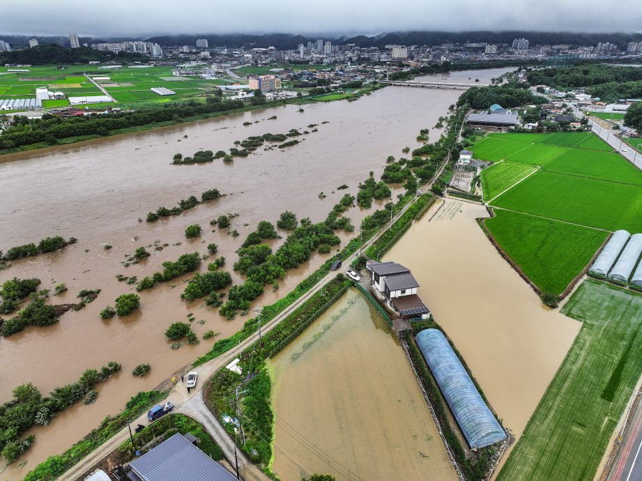 韩国中部暴雨成灾 1人被洪水冲走失踪 800人疏散