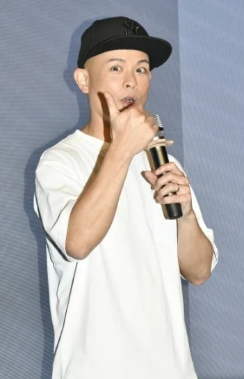 飞曼谷被偶遇合照 侧田自曝已婚
