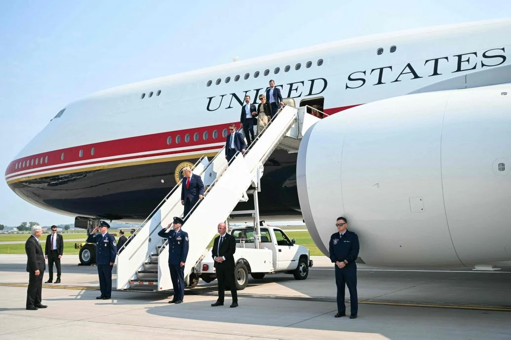 首度搭乘新空军一号 特朗普称很兴奋