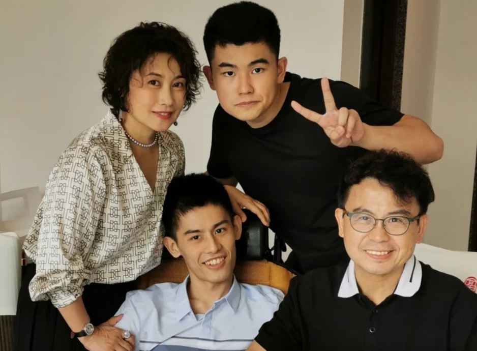黄一山儿子硕士毕业 北京观礼满脸骄傲
