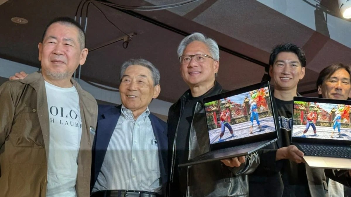黄仁勋访东京秋叶原 与30年前恩人同框