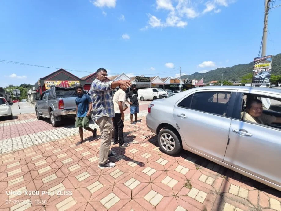 华男驾车误陷沟渠 印裔工人齐心施援