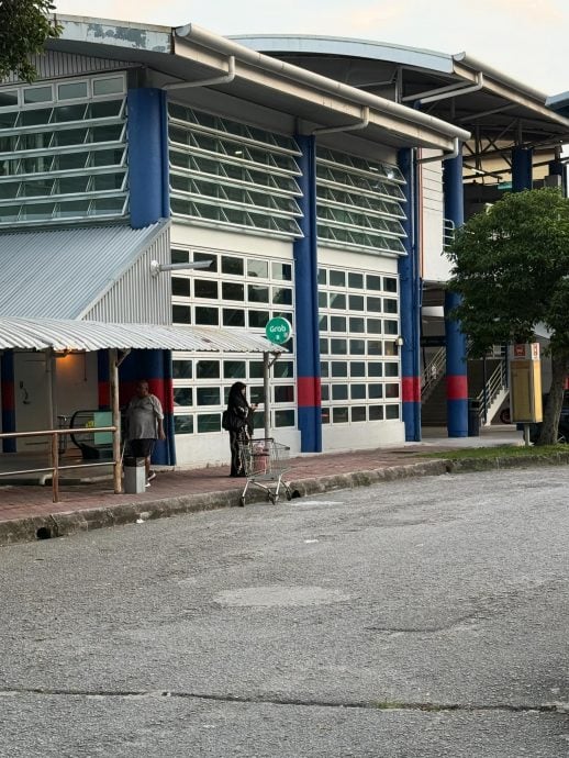(全国版)早班车文/从商场推到轻快铁站后丢下 网民轰购物车遭滥用
