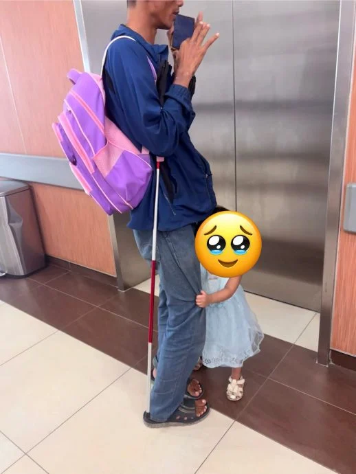(全国版)早班车文/小小身影陪伴视障父亲 孩子牵父进电梯暖哭网民