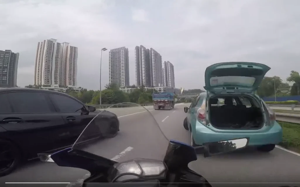 (全国版)早班车文/摩托骑士险撞停路轿车 折返提醒司机获赞高EQ