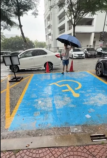 (全国版)早班车文:母亲抱孩子雨中候车 司机暖心撑伞护送