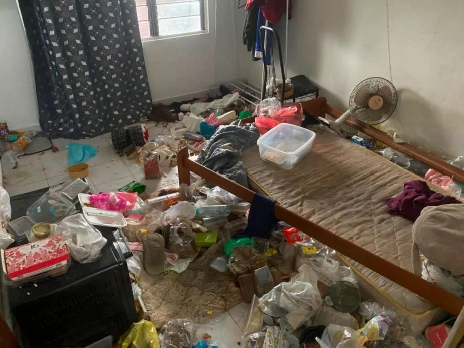 (已签发)员工宿舍惨不忍睹!垃圾堆满屋还发臭 雇主:她平日看似整齐