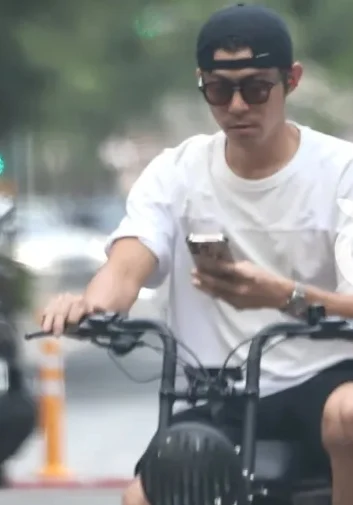 (明8am)王柏杰酒驾后改骑电辅车 遭曝疯狂违规后道歉