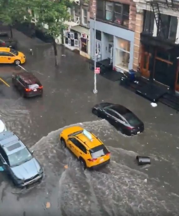 (视频)纽约市遭暴雨冰雹轰炸 道路淹水、航班大量延误