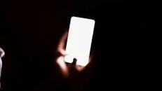 英国拟限制青少年深夜使用社媒