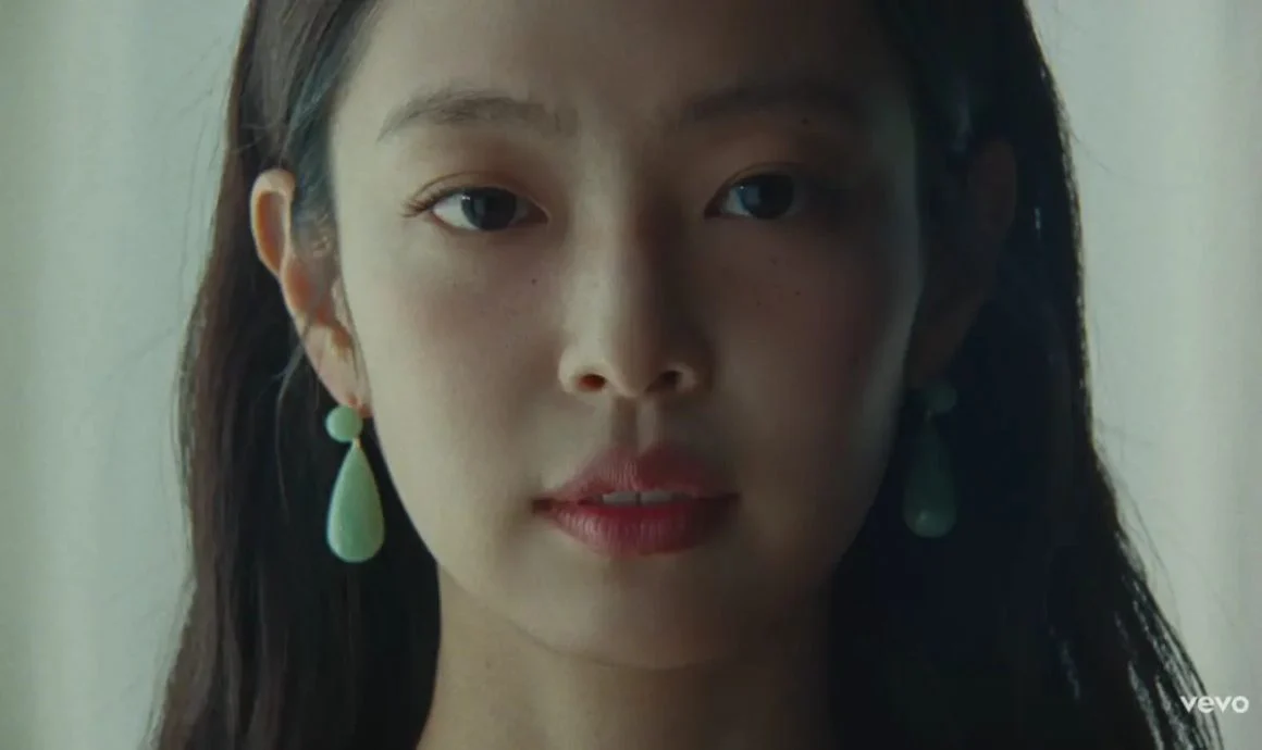 Jennie新歌MV露点? 粉丝开炮挺到底