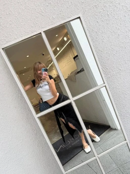 Lisa被偶遇遮脸摇手否认是本尊 路人靠分趾鞋确认!