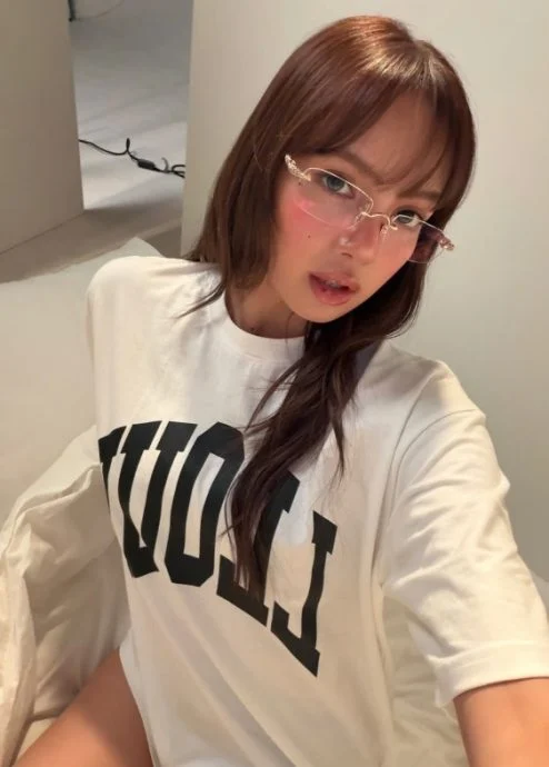 Lisa被偶遇遮脸摇手否认是本尊 路人靠分趾鞋确认!
