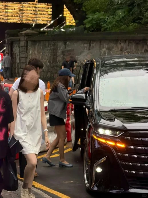 Lisa被偶遇遮脸摇手否认是本尊 路人靠分趾鞋确认!
