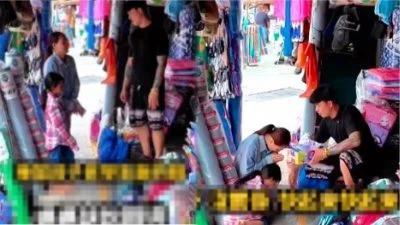 视频 | 单亲妈没钱买校服不敢进店 老板送全套校服暖爆全网
