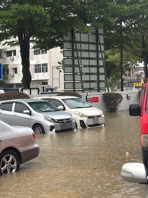 MY DJ德廷主持活动遇水灾 水位直逼车门惊险脱困