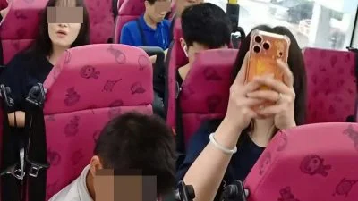 视频 | 提醒男童玩手机太吵 母怒轰巴士乘客：吓到小孩了！