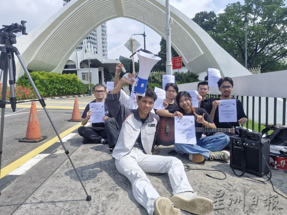 视频|不满沙大两学生集会遭清算 废大专法令秘书处到国会抗议