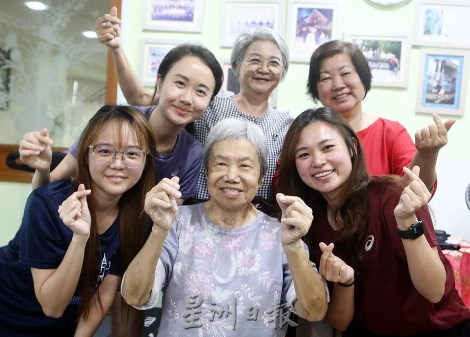 暖势力/28岁女孩为癌末祖母挑战人生首场半马