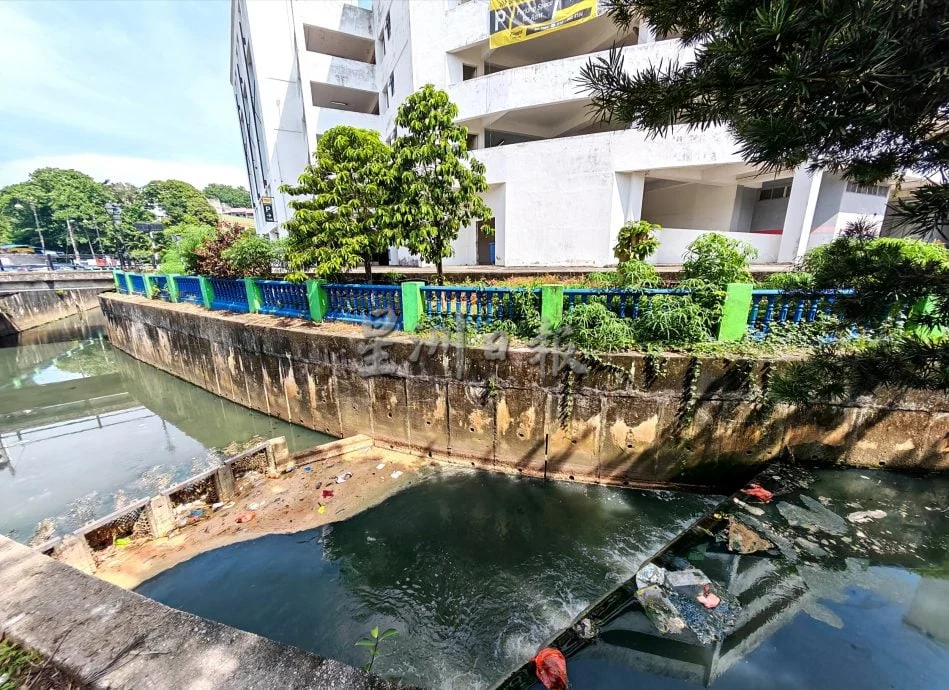 (7月7日)星角摄:城市河道亮起环保警讯