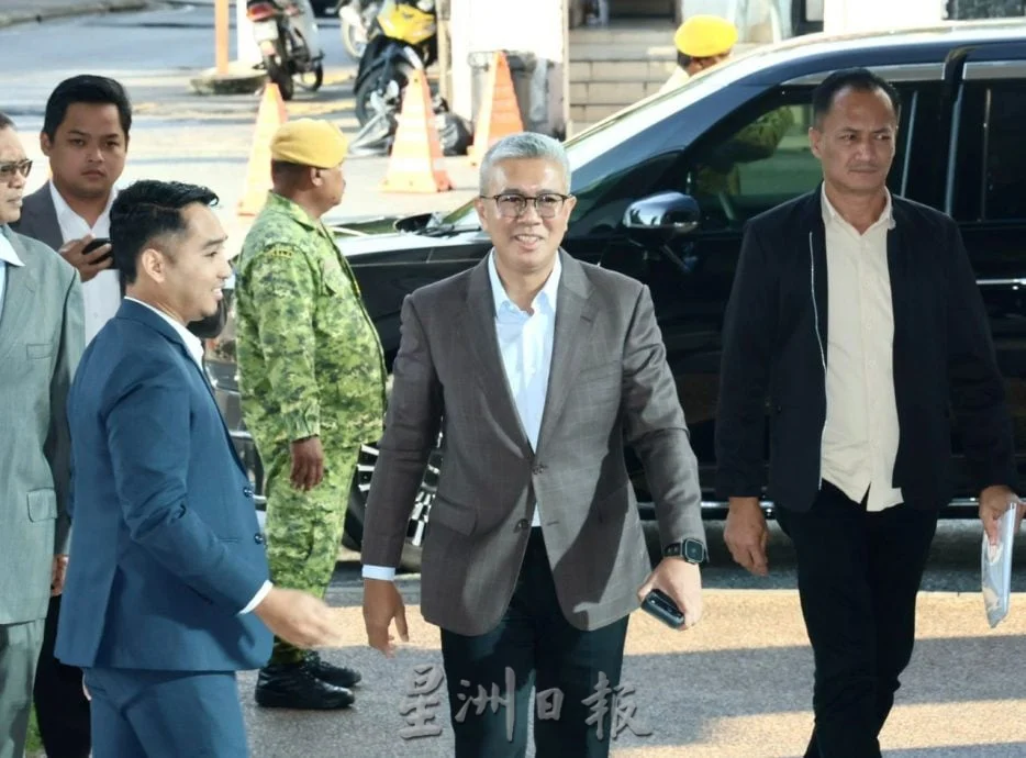 (已上网,请取代)完整文/慕尤丁洗黑钱滥权案 扎富睿:首相办公室提呈54承包商名单建议直接谈判授标