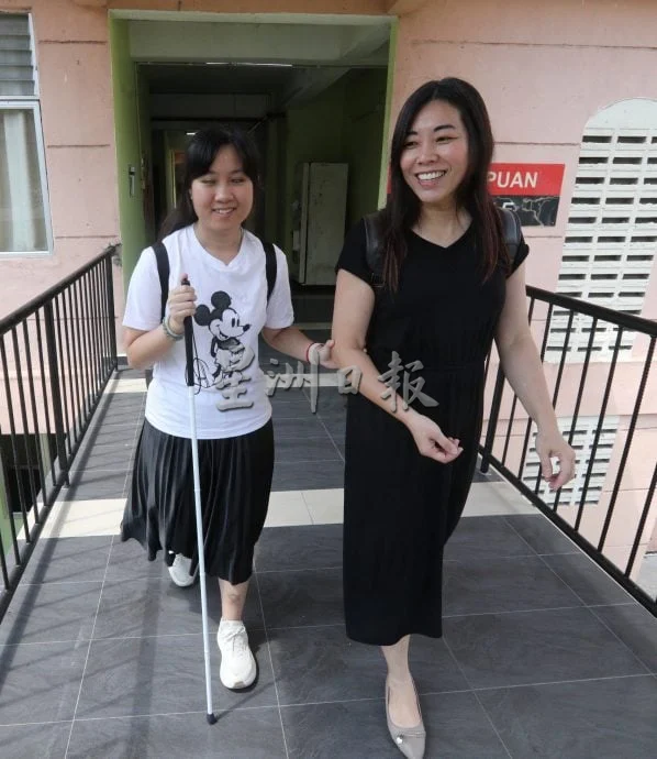 暖势力/从“怪物”到走进大学课堂 盲眼少女用生命证明自己