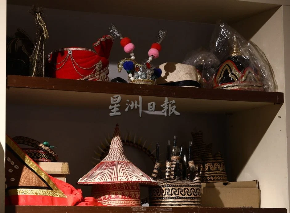 我们///12日见报供签发//让民族服饰舞向未来 : 砂拉越设计师纳兹 用现代美学缝制马来西亚多元文化故事