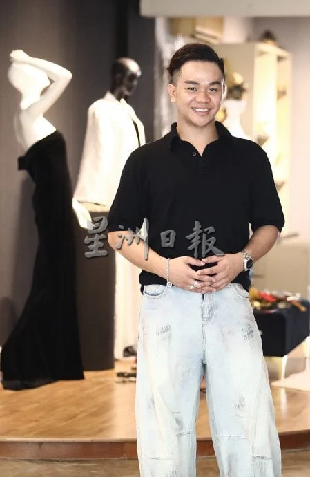 我们///12日见报供签发//让民族服饰舞向未来 : 砂拉越设计师纳兹 用现代美学缝制马来西亚多元文化故事