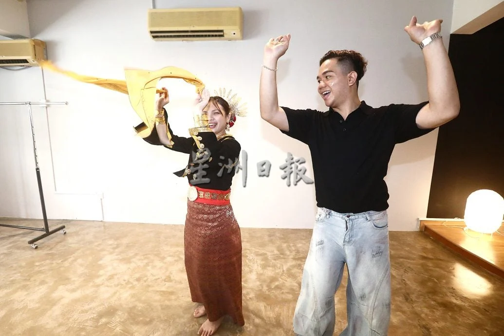 我们///12日见报供签发//让民族服饰舞向未来 : 砂拉越设计师纳兹 用现代美学缝制马来西亚多元文化故事