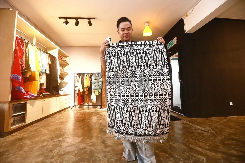 我们///12日见报供签发//让民族服饰舞向未来 : 砂拉越设计师纳兹 用现代美学缝制马来西亚多元文化故事