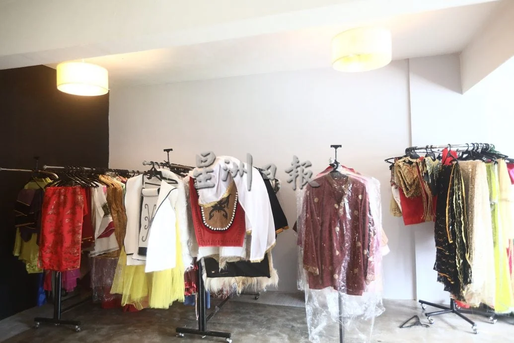 我们///12日见报供签发//让民族服饰舞向未来 : 砂拉越设计师纳兹 用现代美学缝制马来西亚多元文化故事