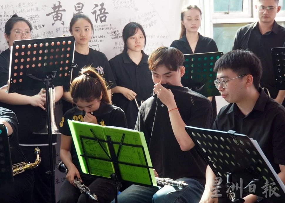 (全国版)“晚安,阿黄”昔日铜乐队队友现场演奏送别,至亲好友师长陪黄星语走完短暂精彩人生