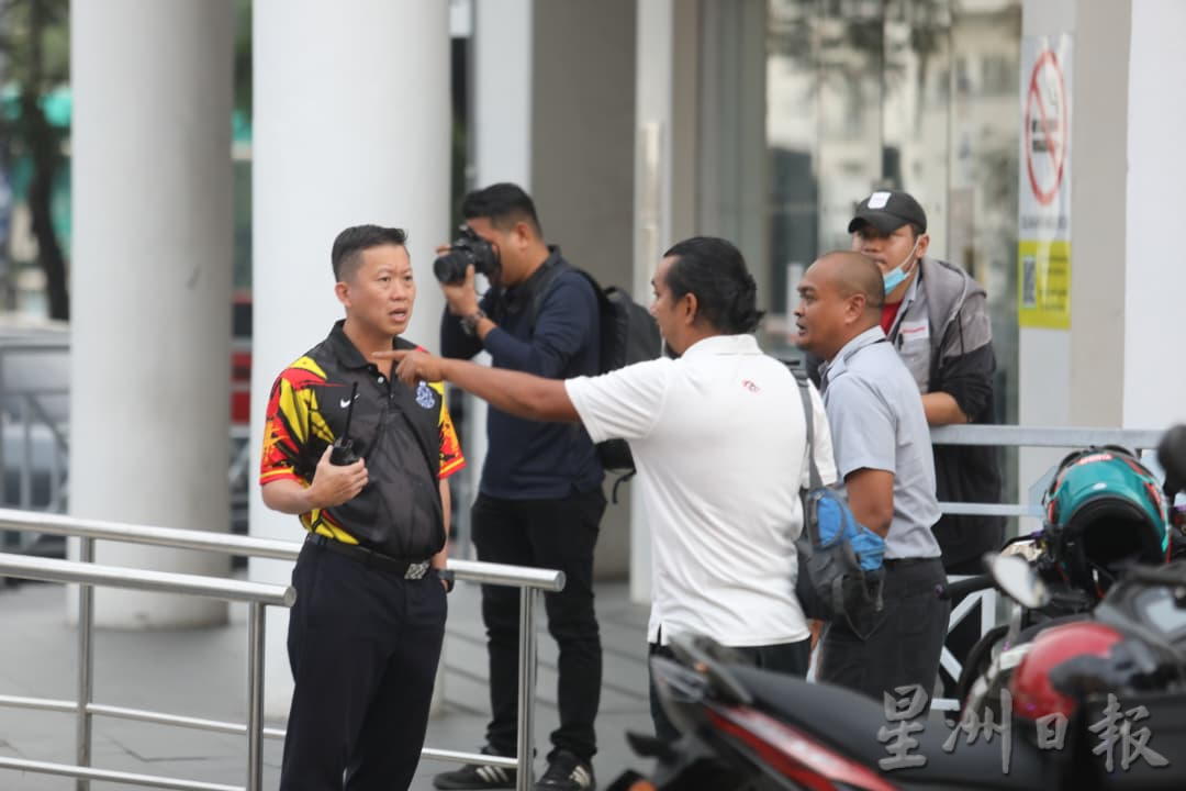男子企图抢劫保安公司解款车 警方全力追缉嫌犯
