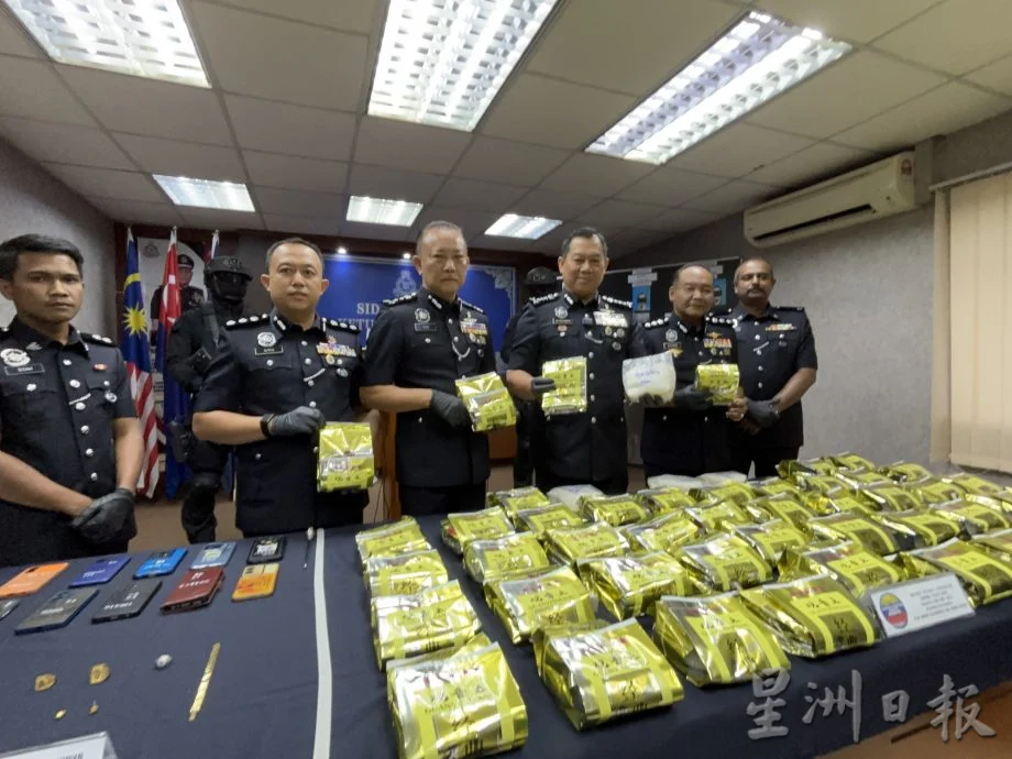 **社会**全国:16岁毒虫驾爷爷车运毒 与头目等共8人被捕