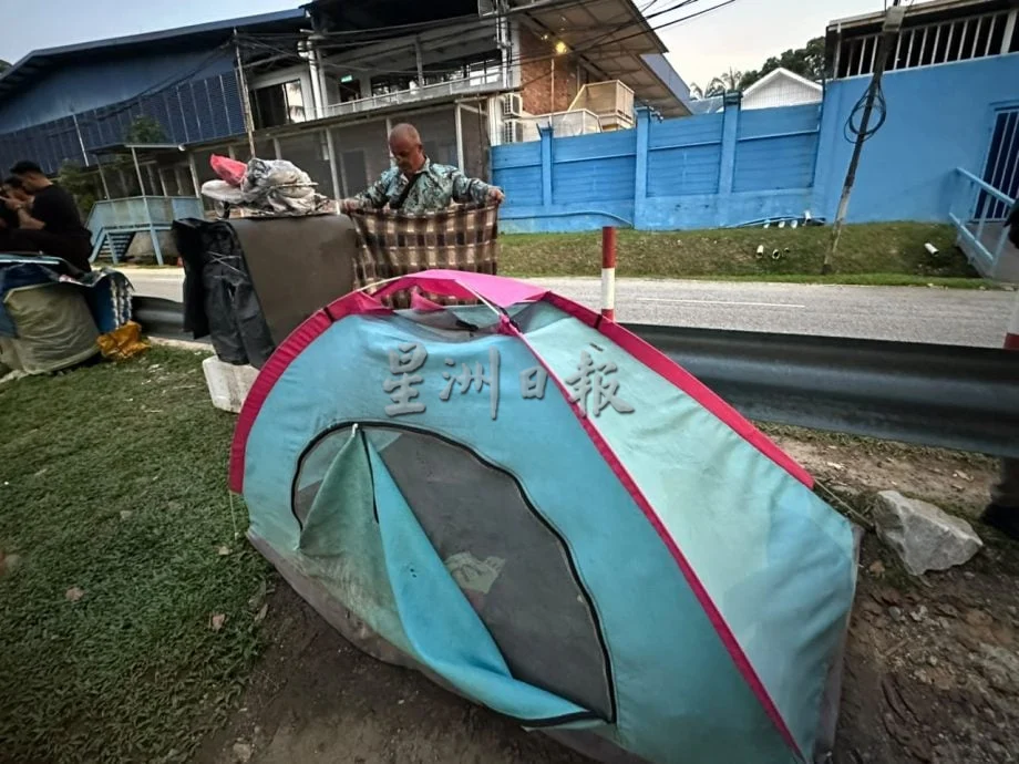 逾百难民聚集难民署外|从未惹事却被迫离开·难民:望难民署能协助安排落脚