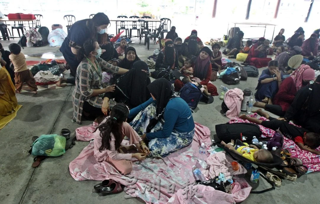 已签发//市警暂收容逾百罗兴亚难民·NGO职工医护人员到场援助