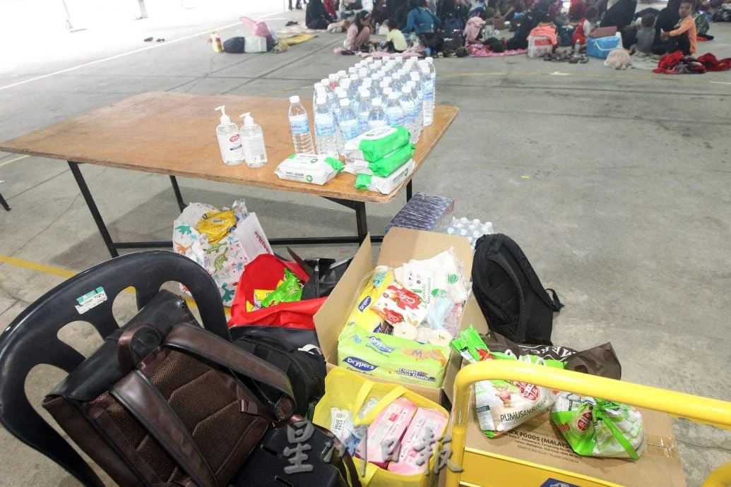 已签发//市警暂收容逾百罗兴亚难民·NGO职工医护人员到场援助
