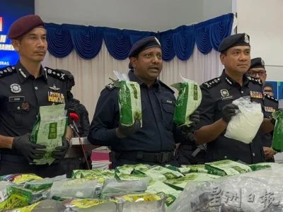 已签发//涉毒遭停职仍不悔改·警察结伙贩毒 5人落网