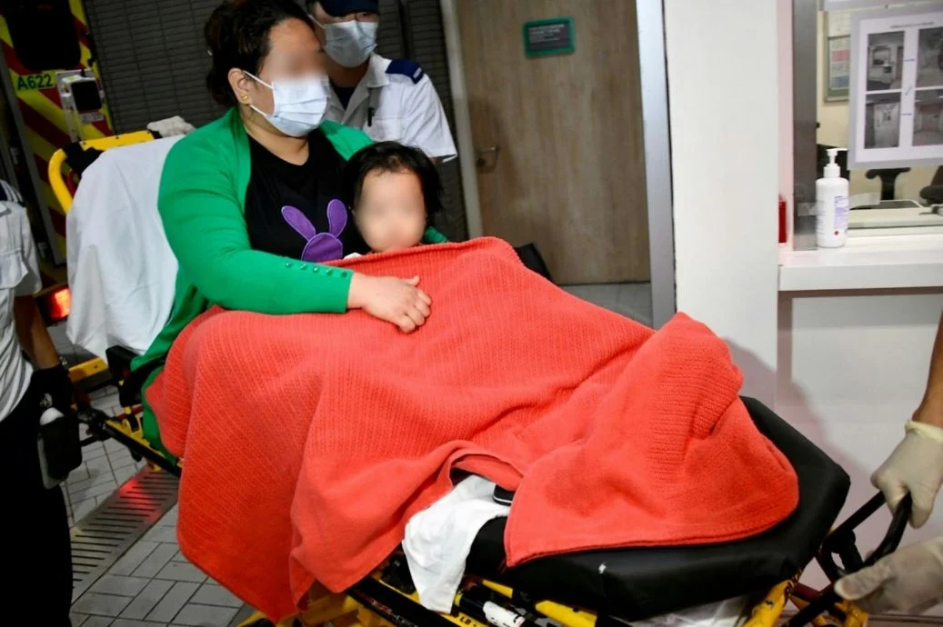 2岁男童半身悬空探出窗外 热心街坊破门入屋救下一命