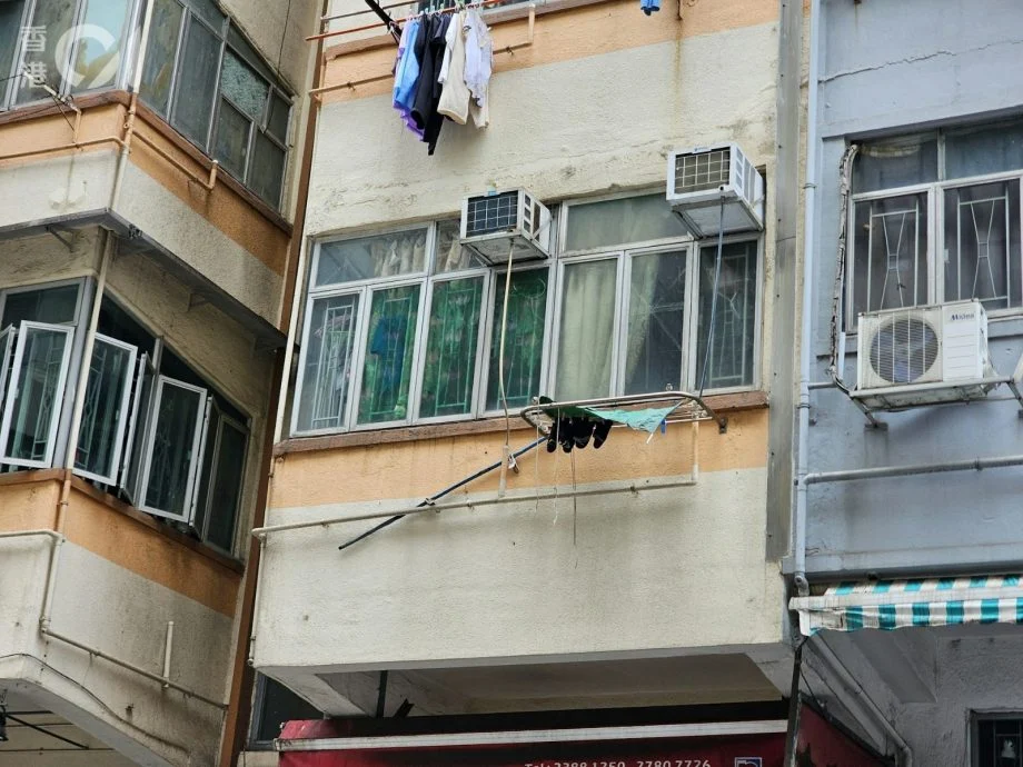 2岁男童半身悬空探出窗外 热心街坊破门入屋救下一命
