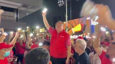 森州州选 | 陆兆福领唱《明天会更好》 选前之夜化灯海
