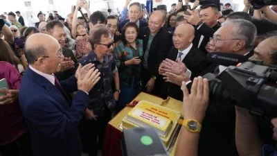 汶莱 | 华社华校代表齐唱生日歌．祝贺苏丹 万寿无疆
