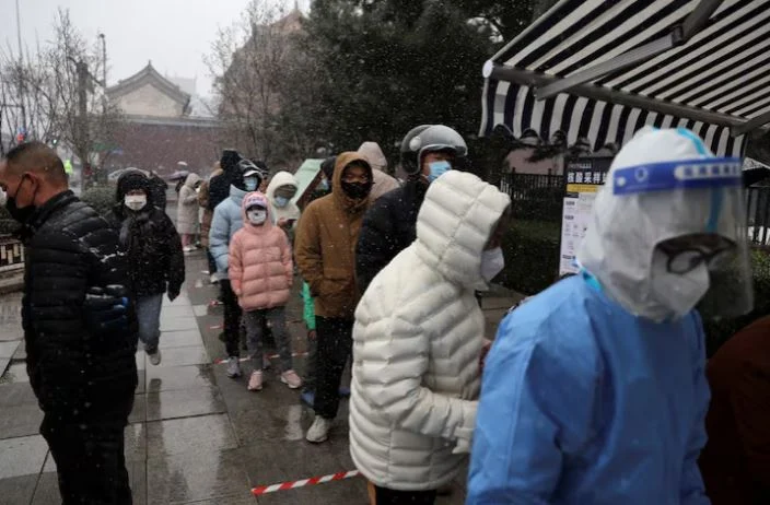 中国冠病感染率升 民众药房买不到药