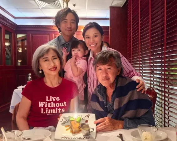 **即时娱乐**林子祥叶蒨文三代同堂庆珍珠婚 3岁孙女最抢镜