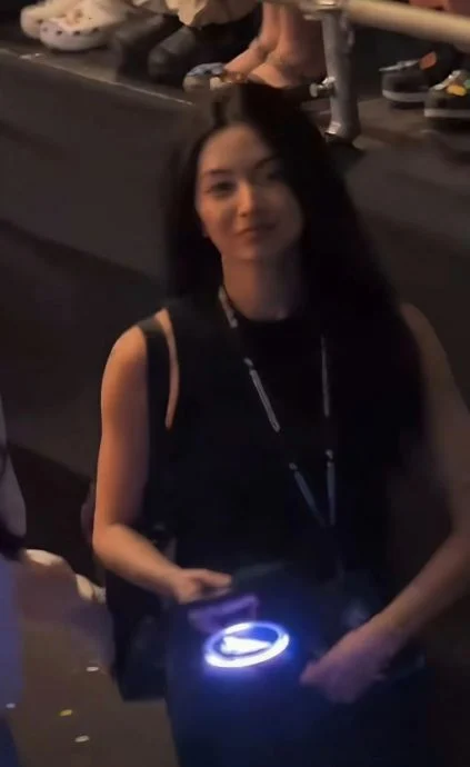 吴建豪二婚后放闪 新婚妻低调台下应援