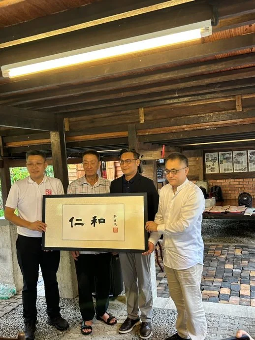 孔垂长访明德学堂植“圣府明德松” 寓意中马文化友谊长青